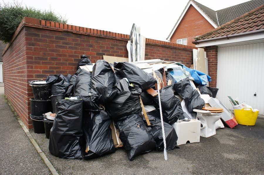 Un gros tas de déchets à débarrasser 