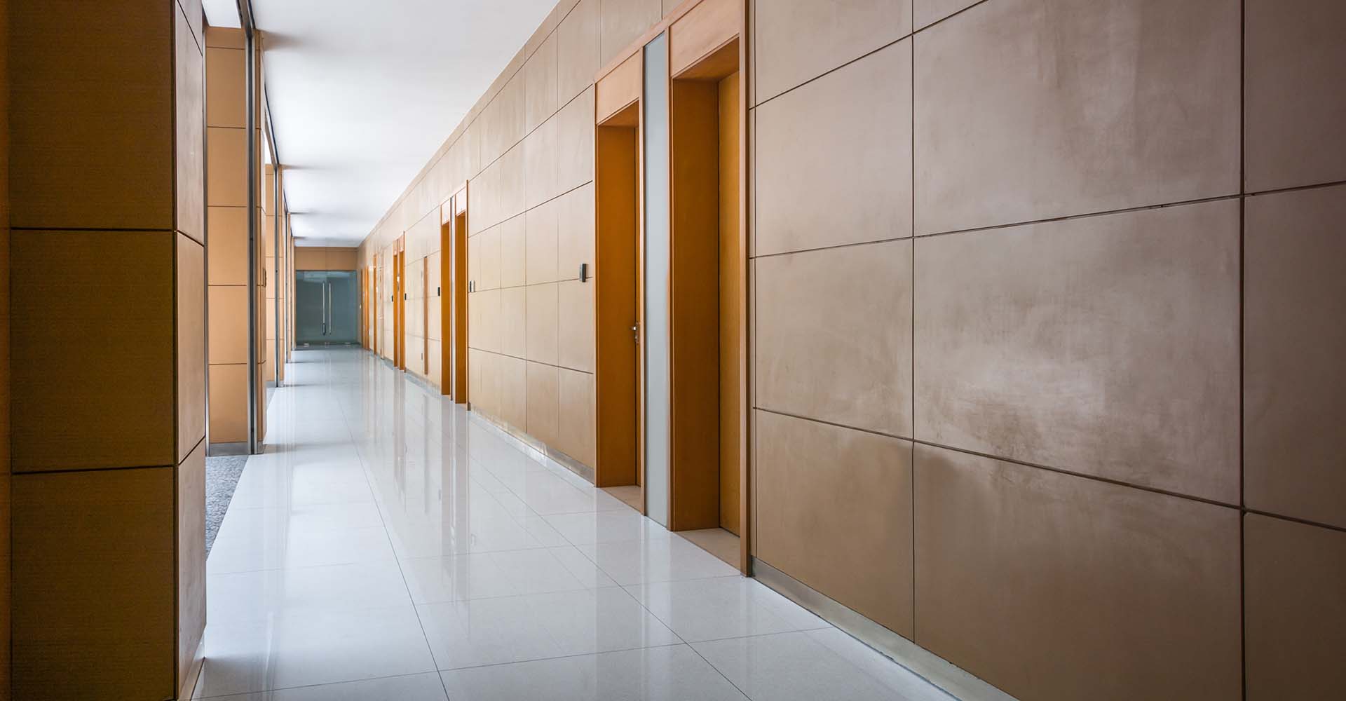 Grand couloir de bureaux