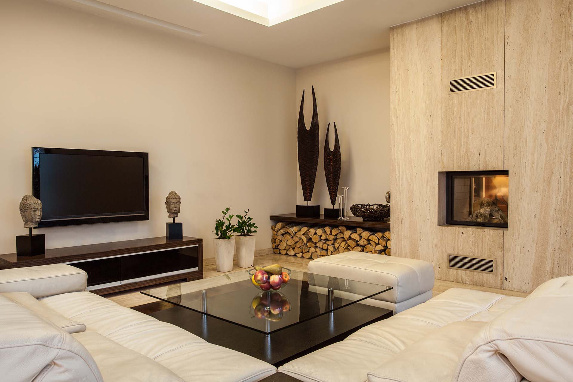 Salon chaleureux avec grand canapé blanc et mobilier