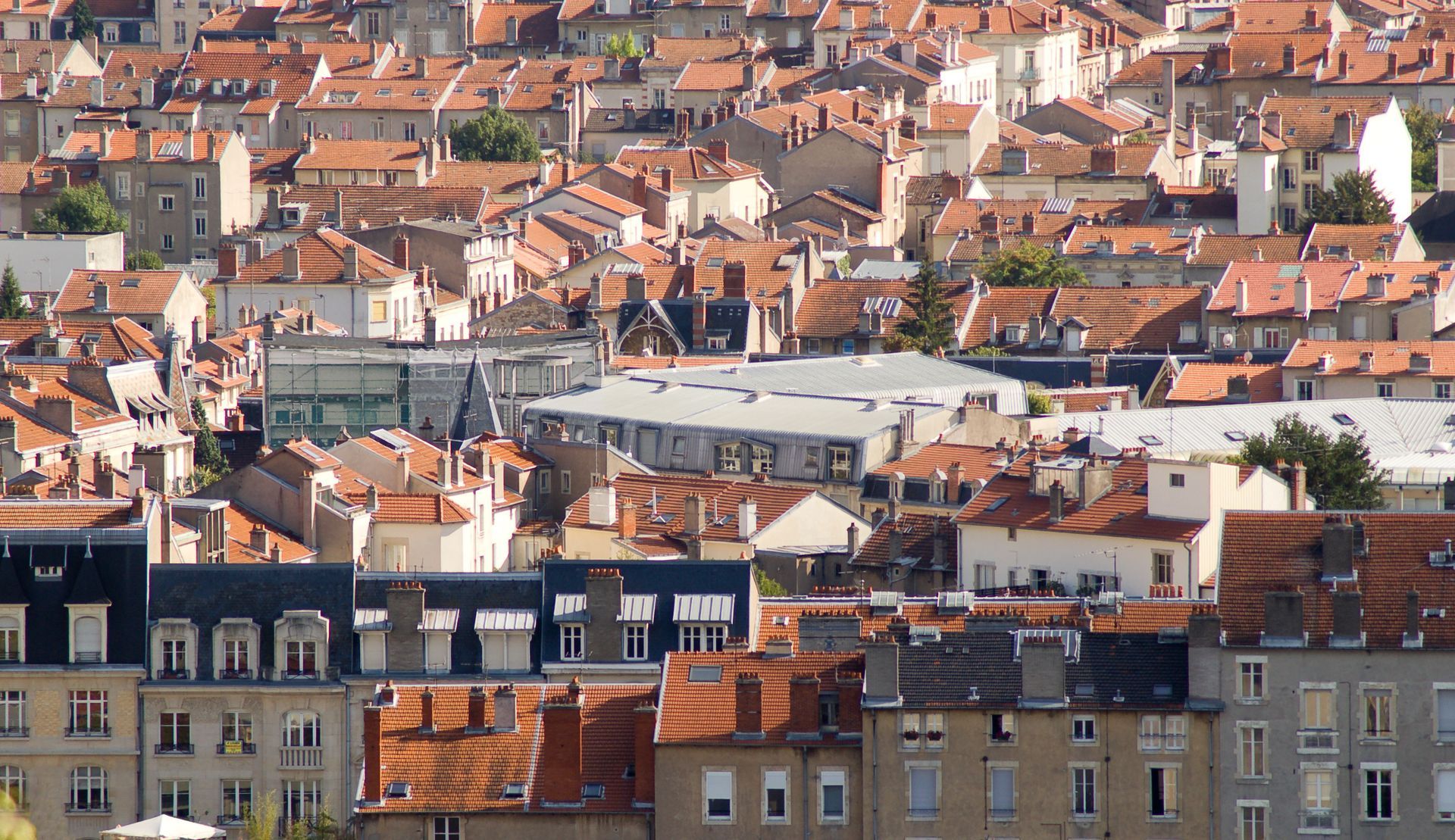 Panorama urbain avec maisons et immeubles aux architectures variées.