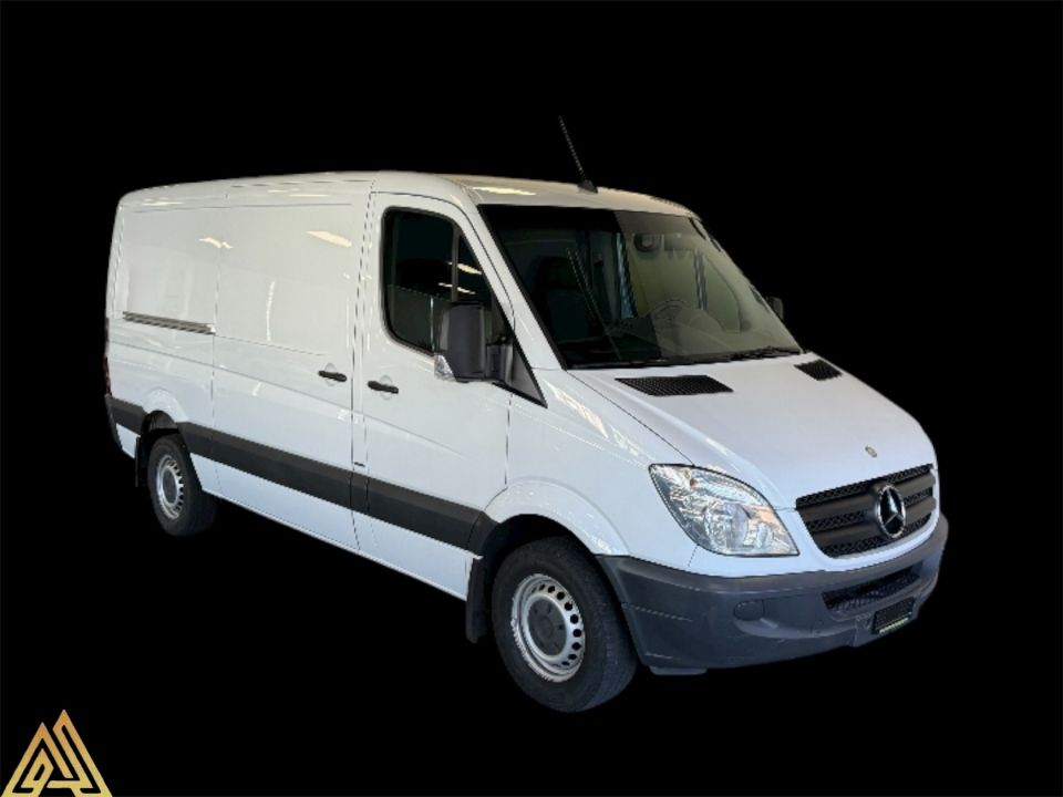 Silberner Mercedes-Benz Vito Transporter vor schwarzem Hintergrund.