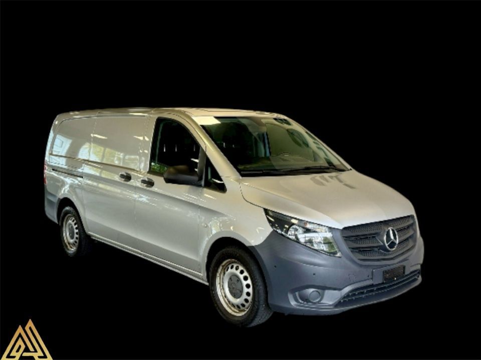 Weiser Mercedes-Benz Sprinter Transporter vor schwarzem Hintergrund.