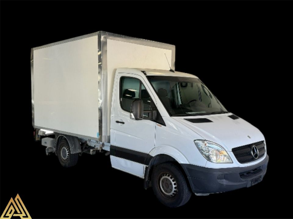 Weisser Mercedes-Benz Sprinter Kastenwagen vor schwarzem Hintergrund.