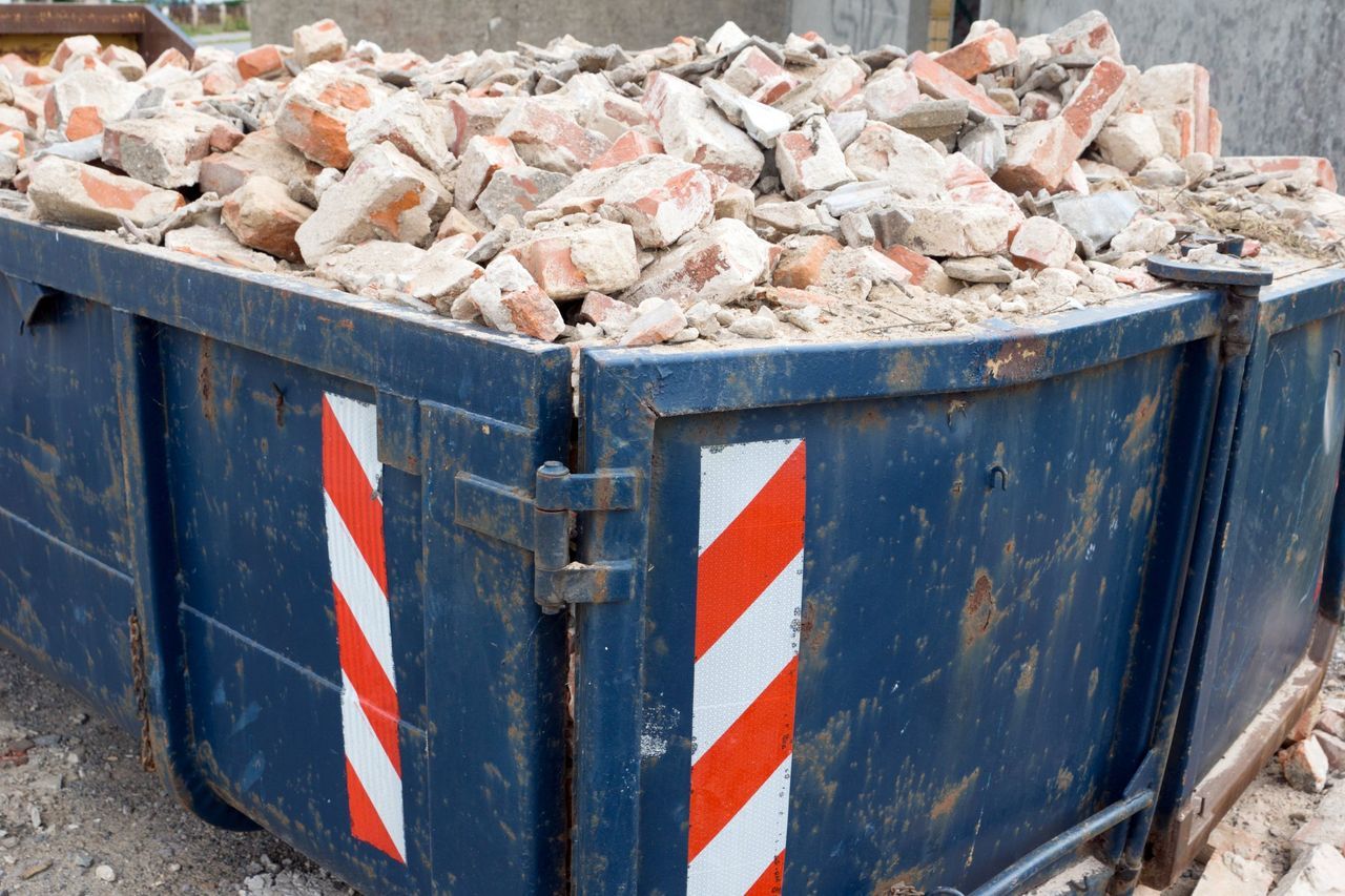 Benne bleue remplie de gravats