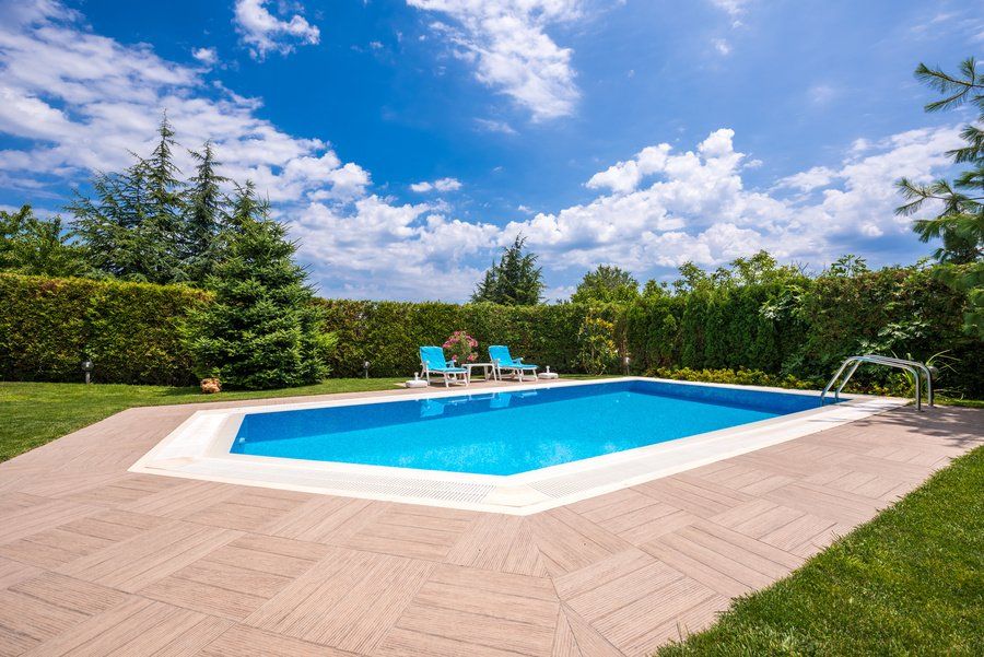 Grande piscine avec terrasse