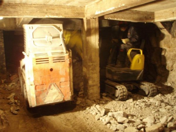 tunnelissa työskentelyä koneilla
