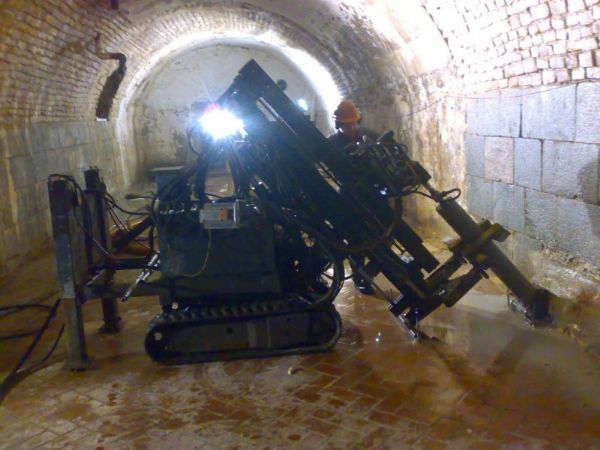 työntekijä poraa tunnelia
