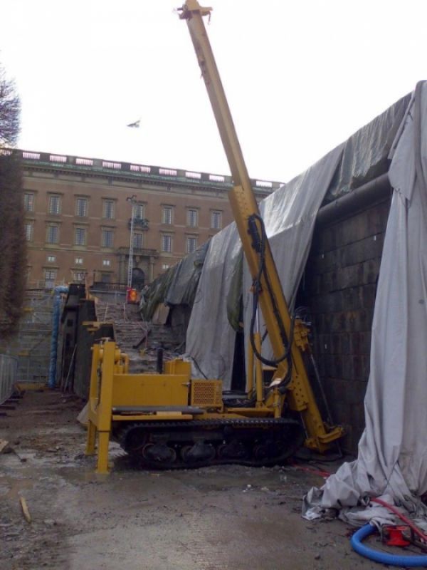 kaivinkone ulkona työmaalla
