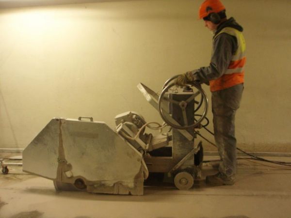  Työntekijä rakennustyön töissä
