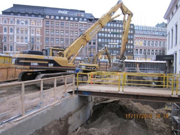  Helsigissä työmalla kaivinkone
