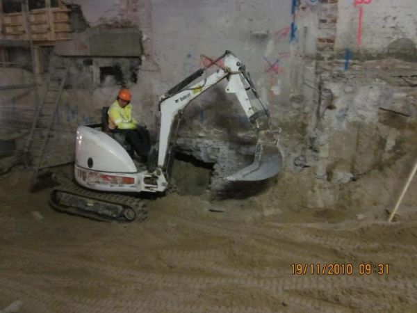 Työntekijä ajaa kaivinkonetta
