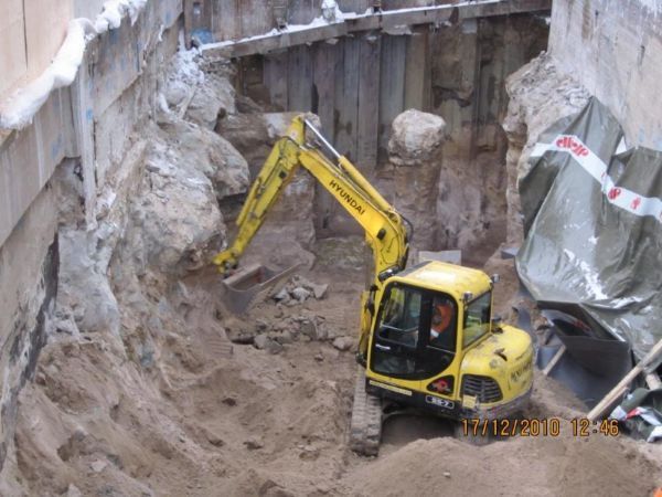 Keltainen kaivinkone
