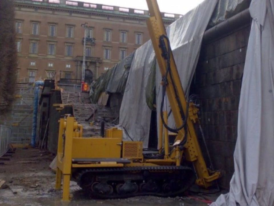 Keltainen kaivinkone Helsingissä