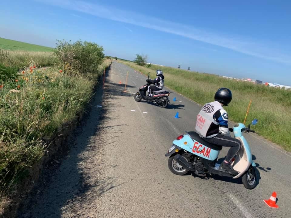Des personnes sur des scooters.