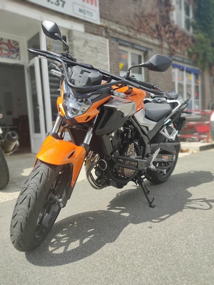 Une moto à carrosserie orange.