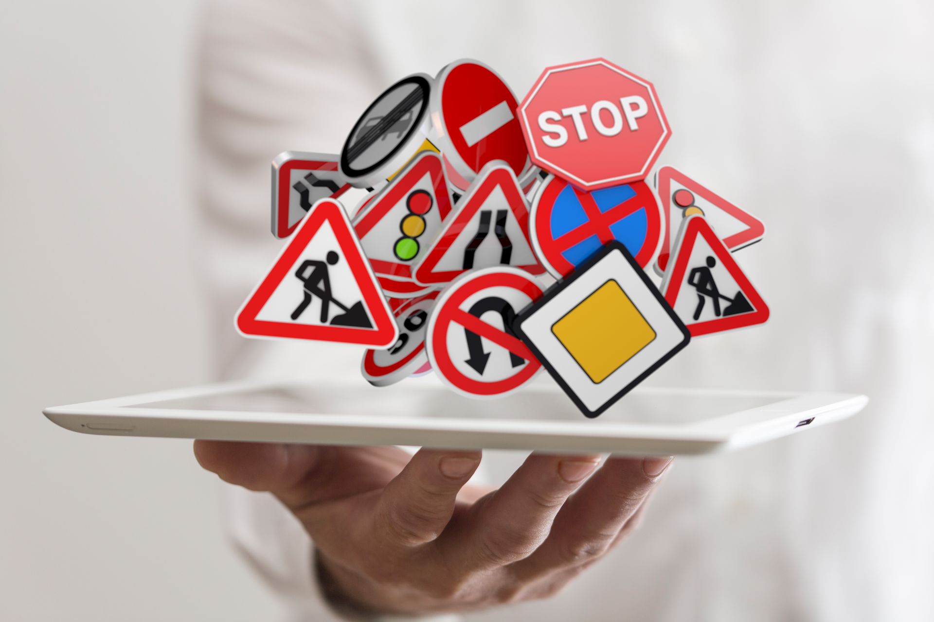 Des panneaux de signalisation routière sur une tablette mobile.