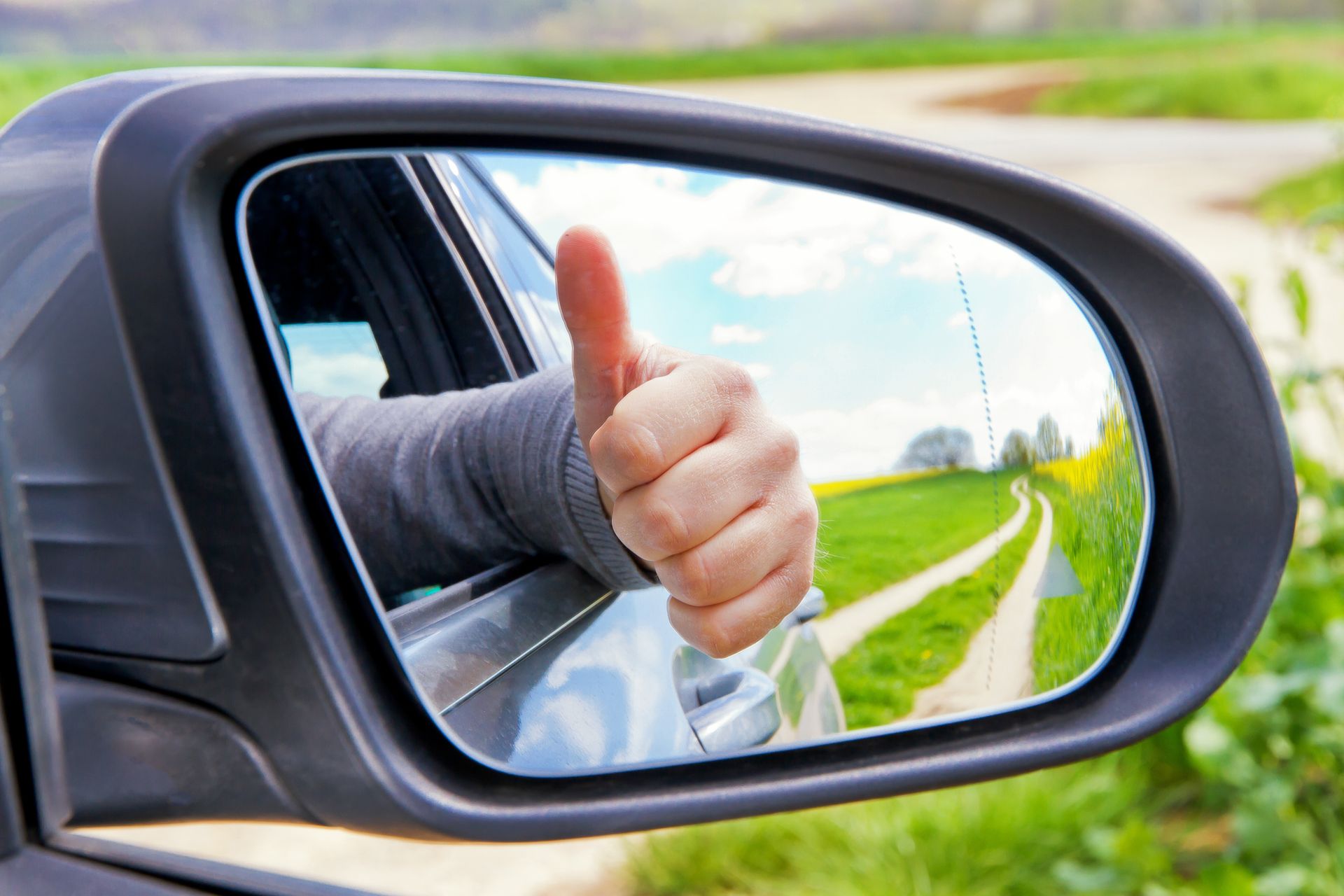 Le rétroviseur d'une voiture.