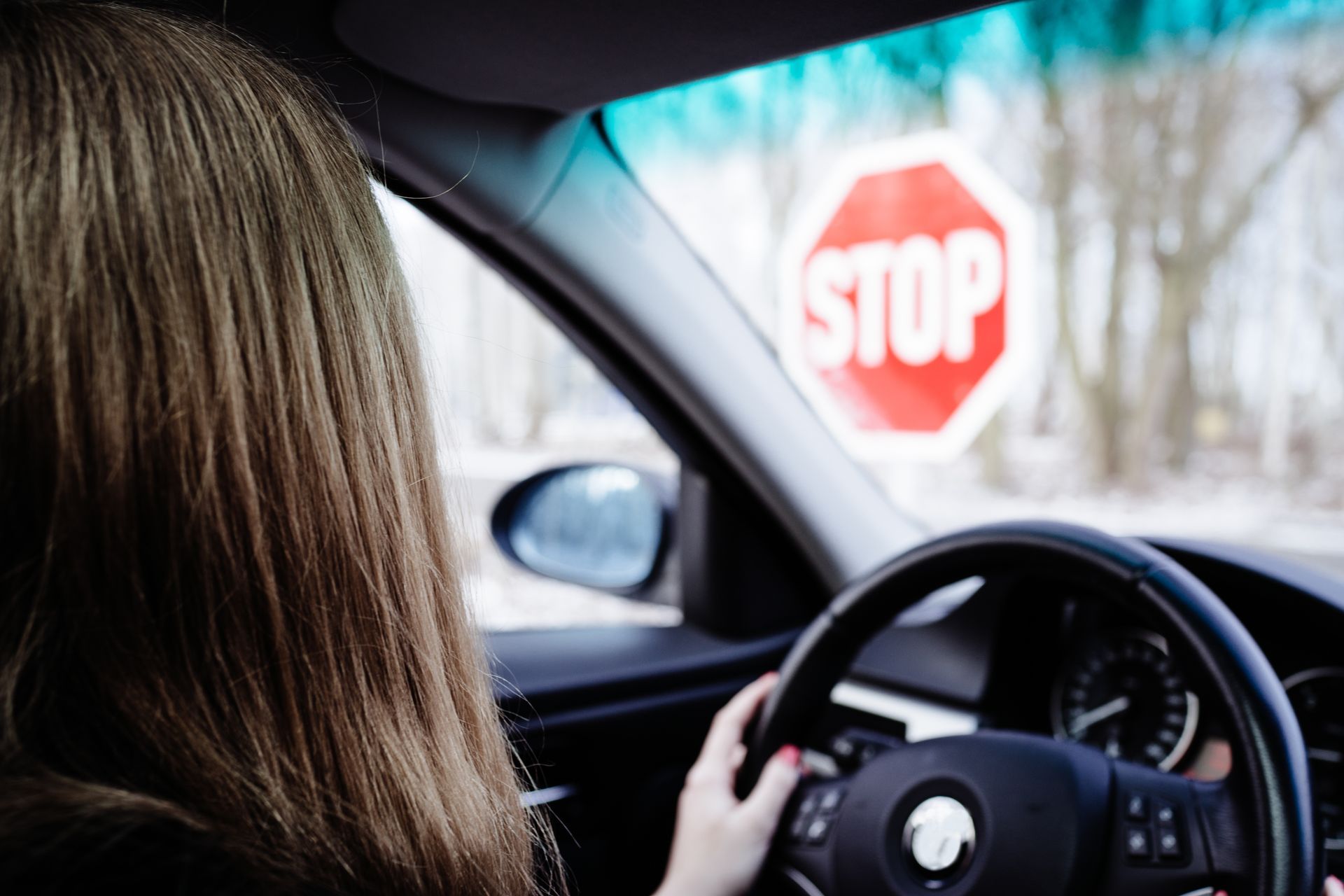 Une personne conduisant une voiture.