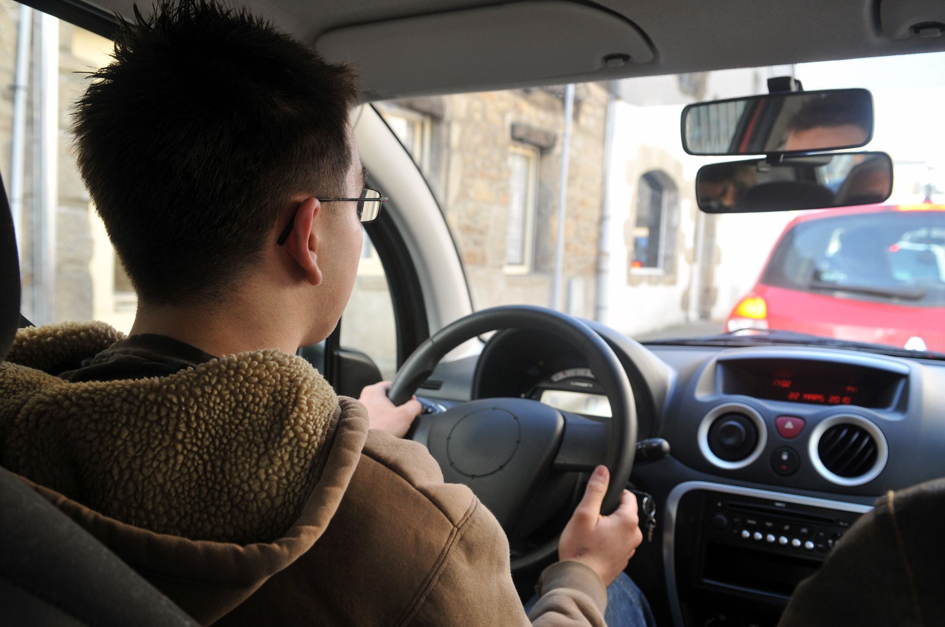 Une personne au volant d'une voiture.