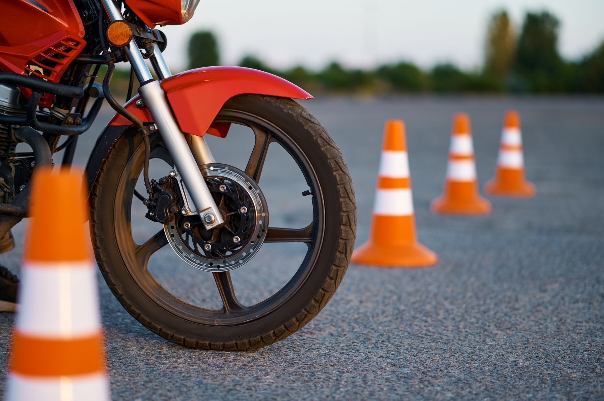 Une moto et des  cônes oranges.