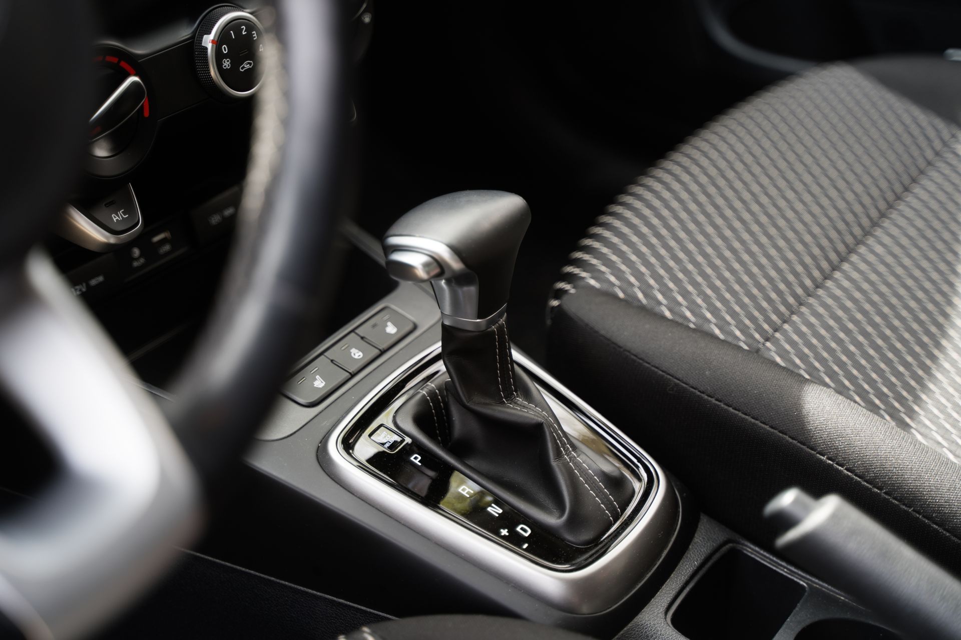 L'intérieur d'une voiture avec une boîte de vitesses automatique.