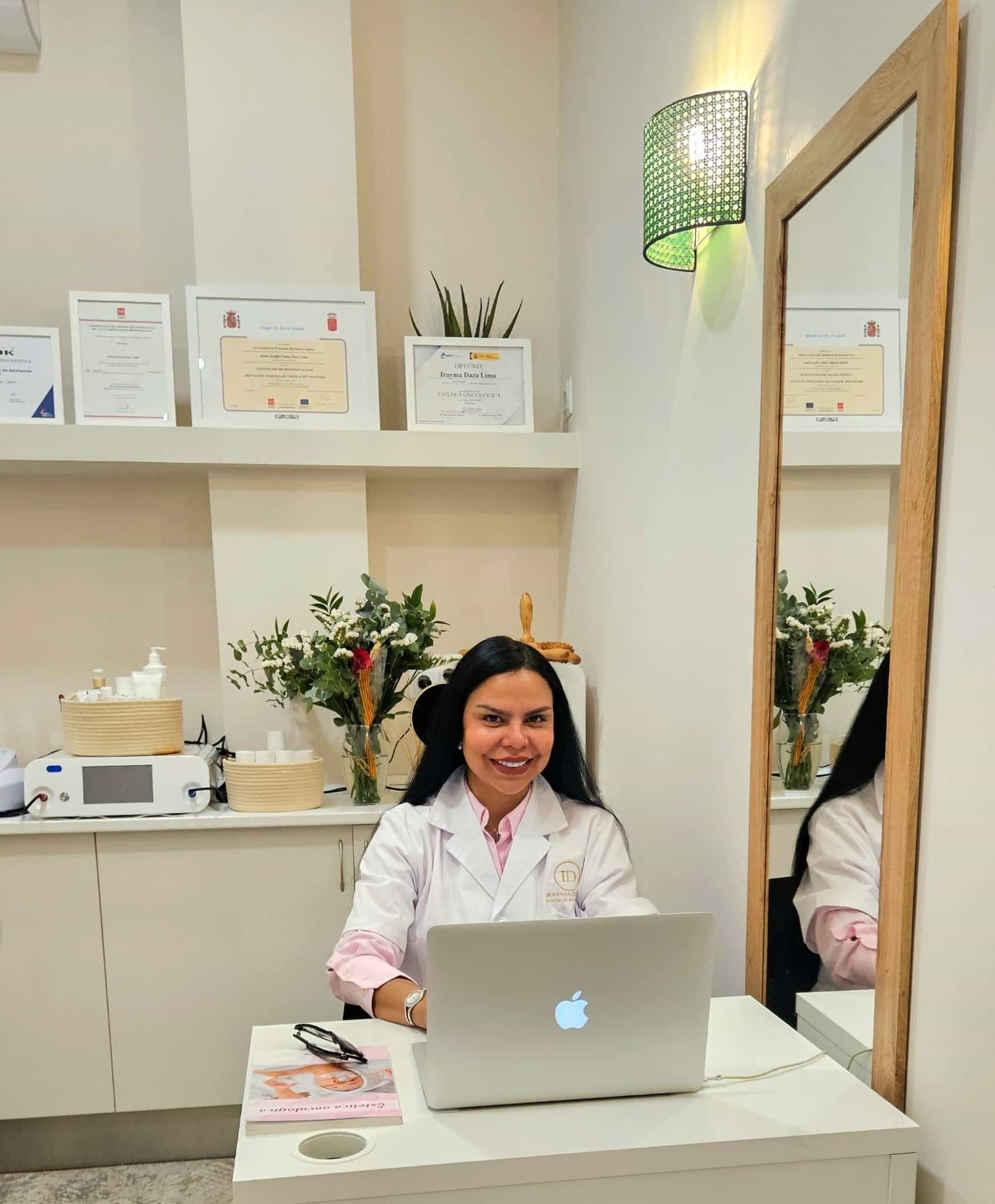 Un médico atiende a un paciente en un escritorio y revisa documentos en una oficina luminosa.