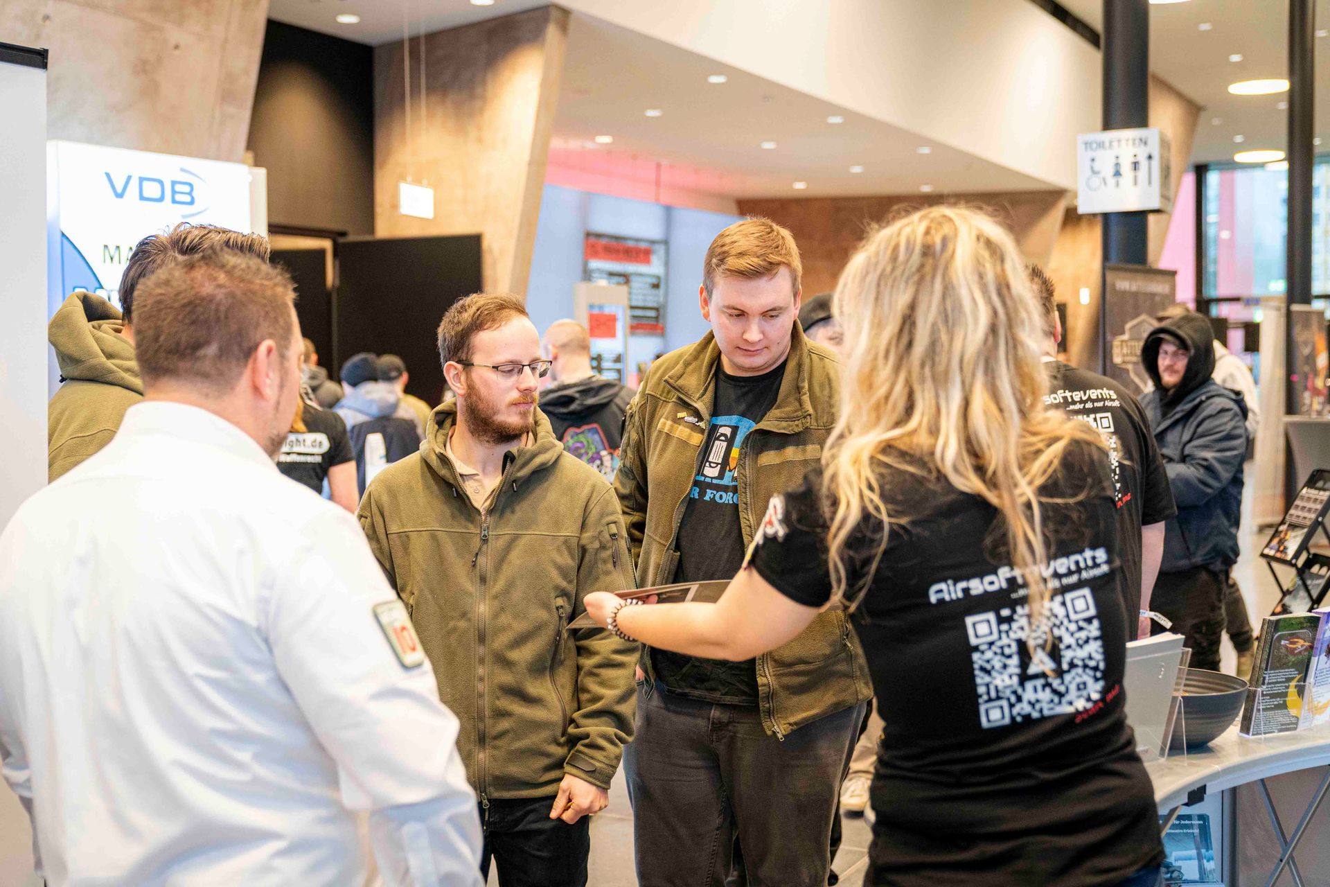 Personen, die bei einer Veranstaltung miteinander interagieren