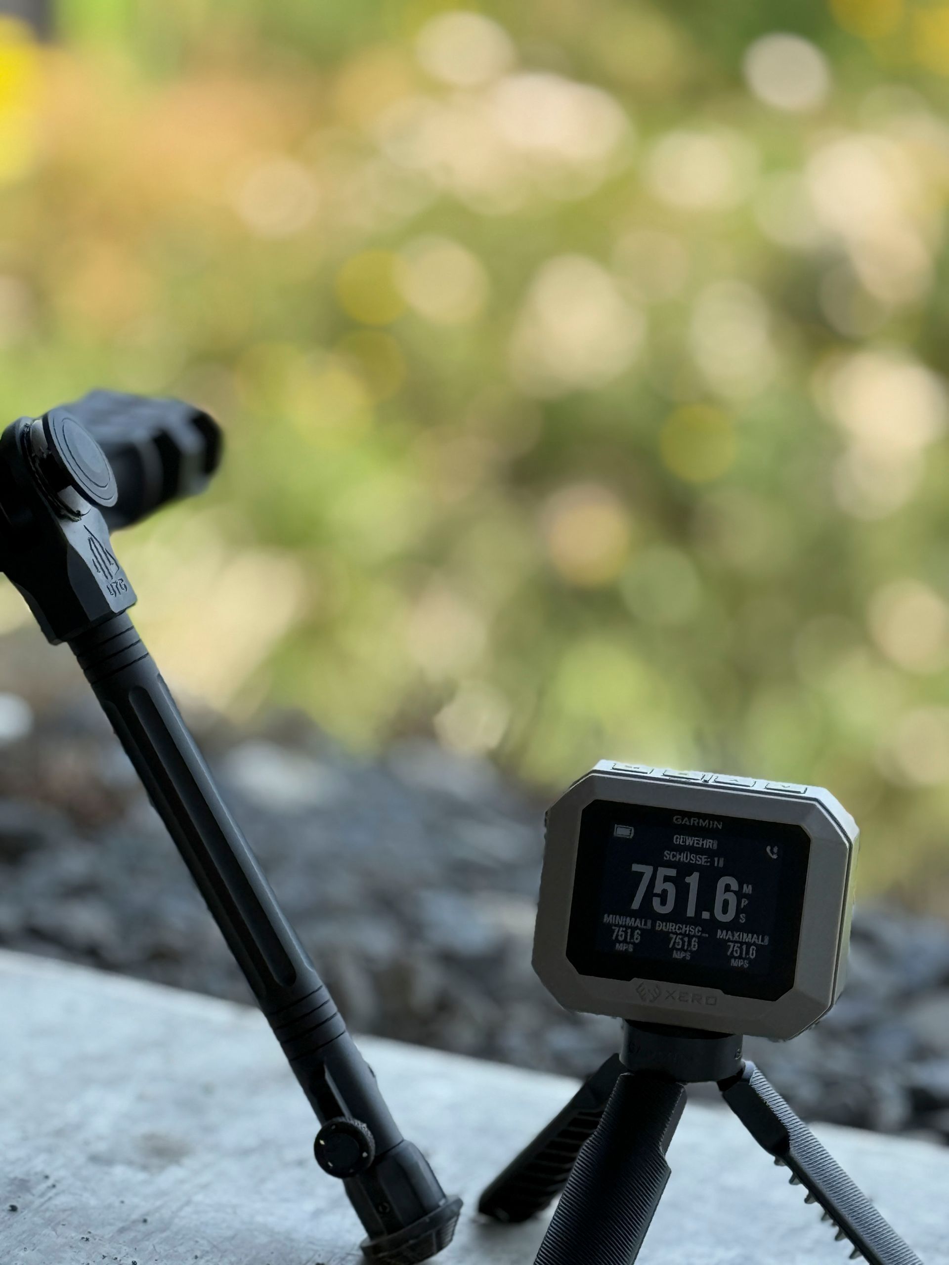 Digitales Gerät auf einem Stativ, Anzeige 751.6. Ein schwarzes Objekt erstreckt sich von links