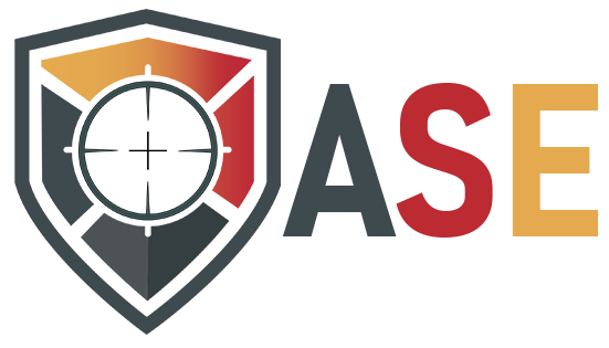 Schildlogo mit Zielkreuz darin; „ASE“ in Fettdruck.