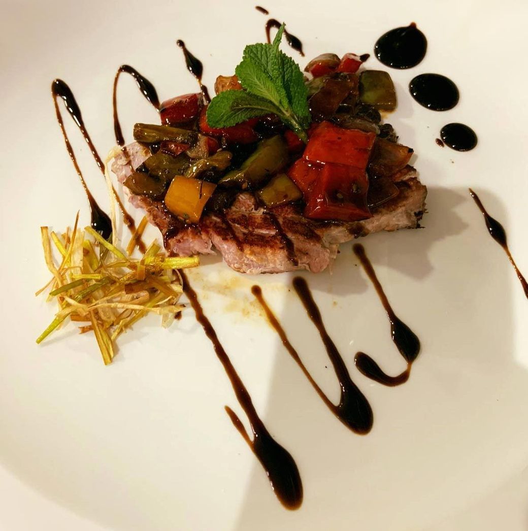 Un primer plano de un plato de comida con salsa encima.