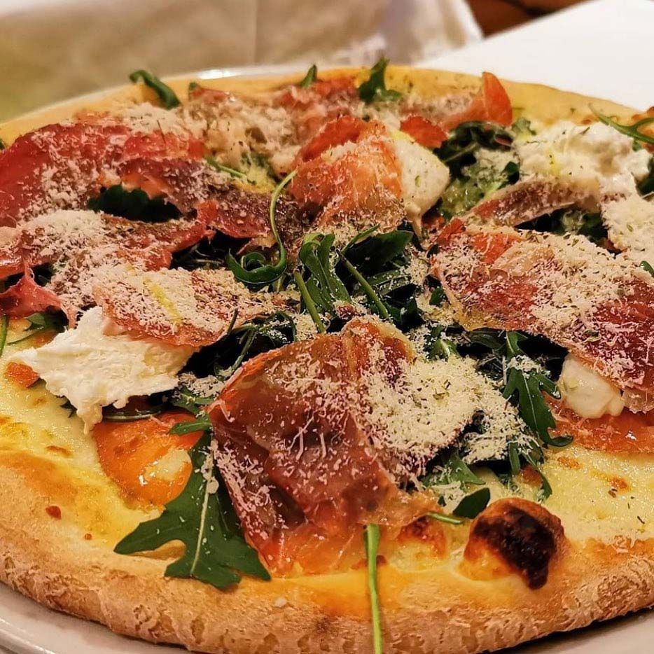 Una pizza con muchos ingredientes encima