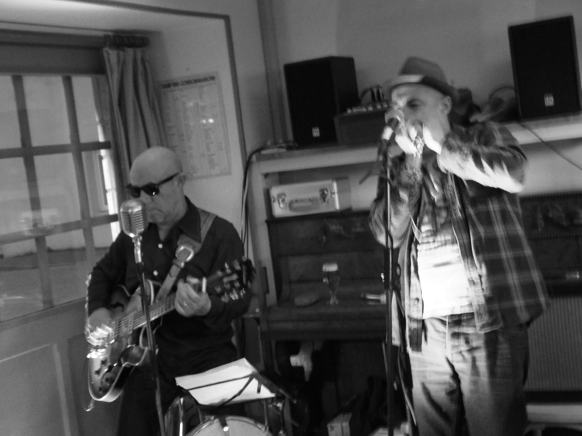 Deux hommes en train de jouer de la guitare.