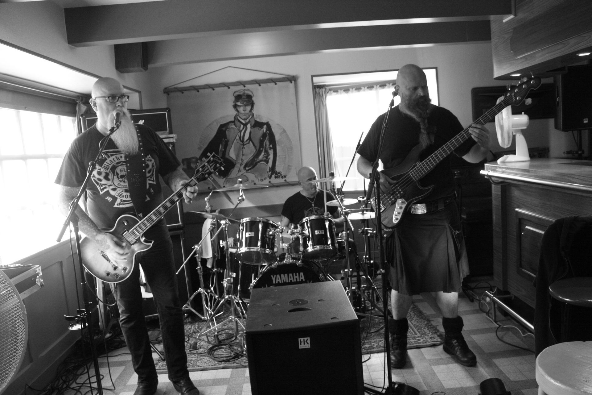 Deux hommes en train de jouer de la guitare.