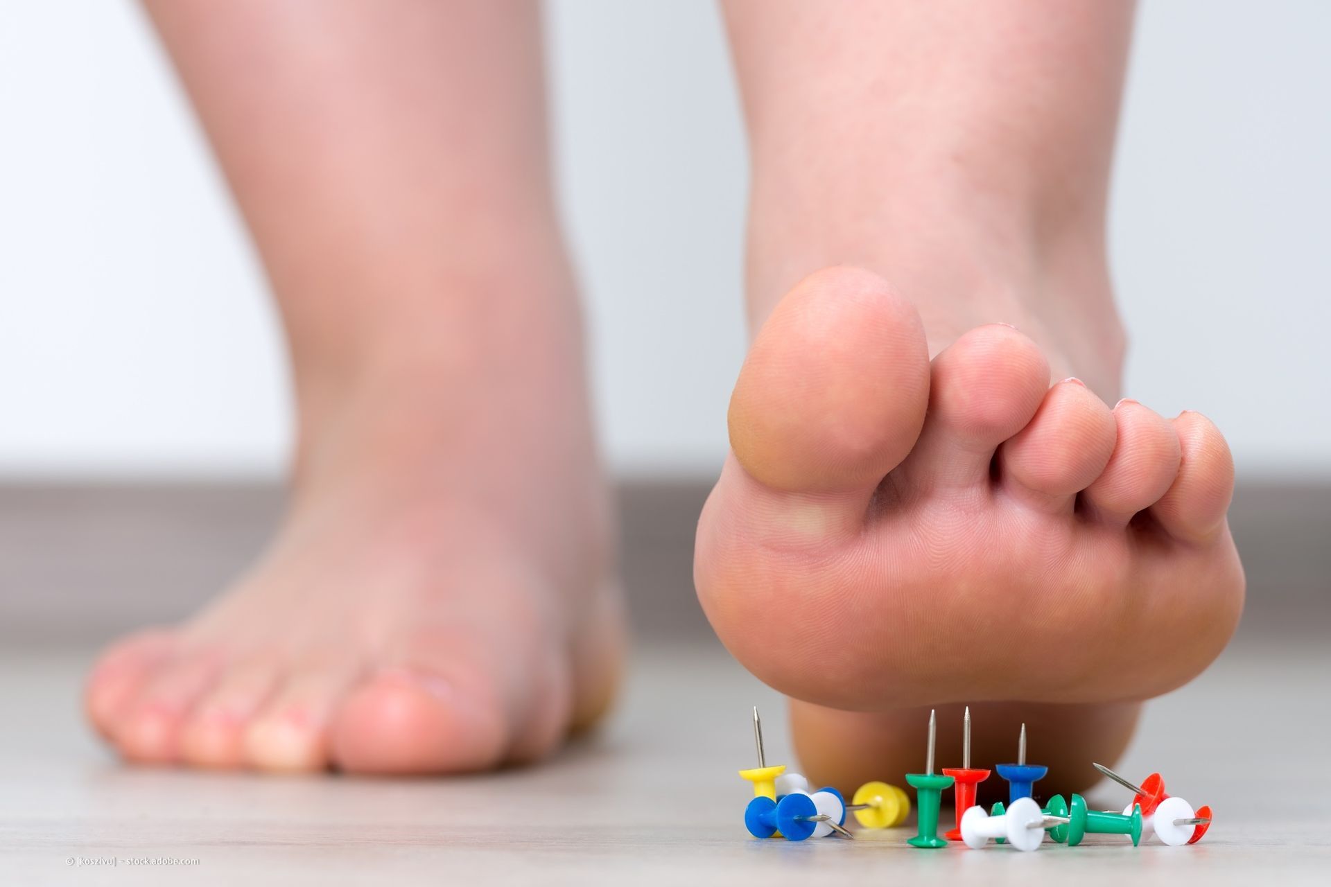 Füße laufen auf Spielsteinen