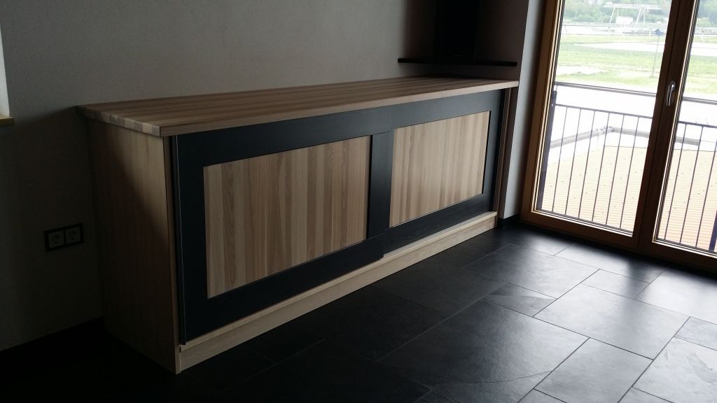 Schrank und Ablagefläche aus Holz