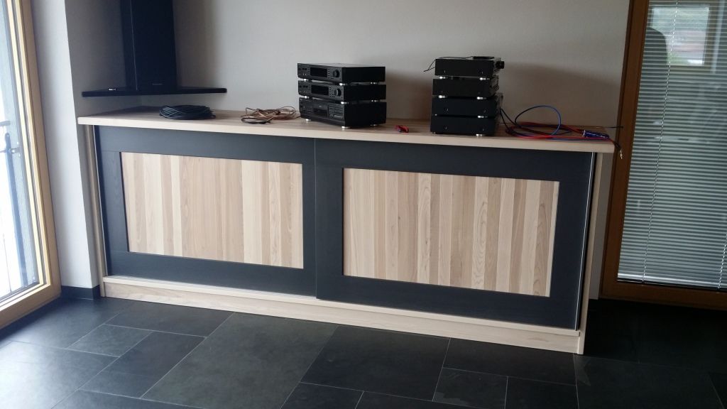 Projekt von Die Schreinerei T.H., Inh. Schreinermeister Thomas Herbert: Ablagefläche und Konsolenbereich aus Holz für Elektroartikel