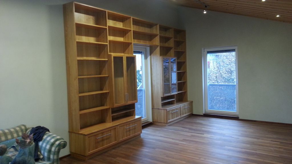 hohes Holzregal in einem Raum