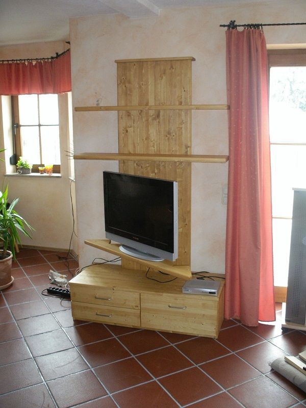TV-Ablagefläche und Regal aus hellem Holz
