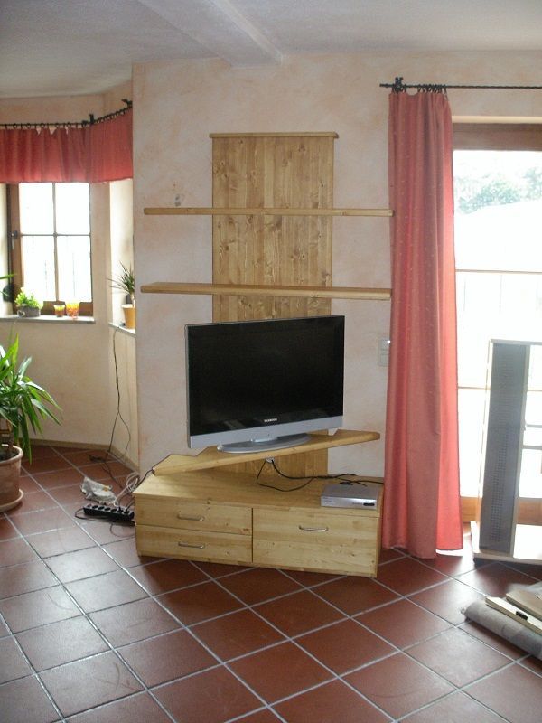 Projekt von Die Schreinerei T.H., Inh. Schreinermeister Thomas Herbert: TV-Konsole neben einem Fenster