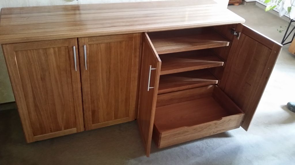 niedriger Schrank aus Holz