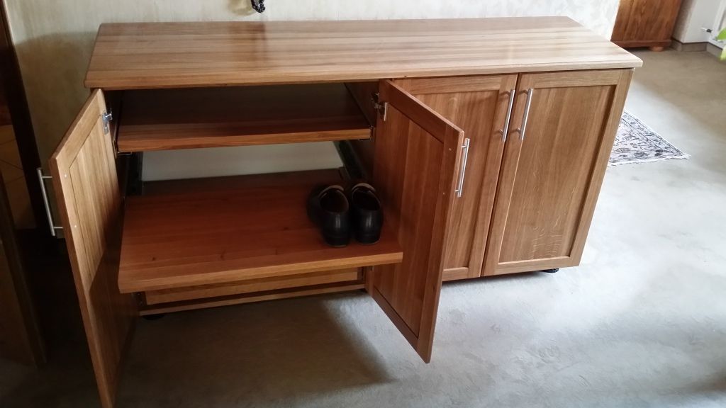 Projekt von Die Schreinerei T.H., Inh. Schreinermeister Thomas Herbert: niedriger Holzschrank