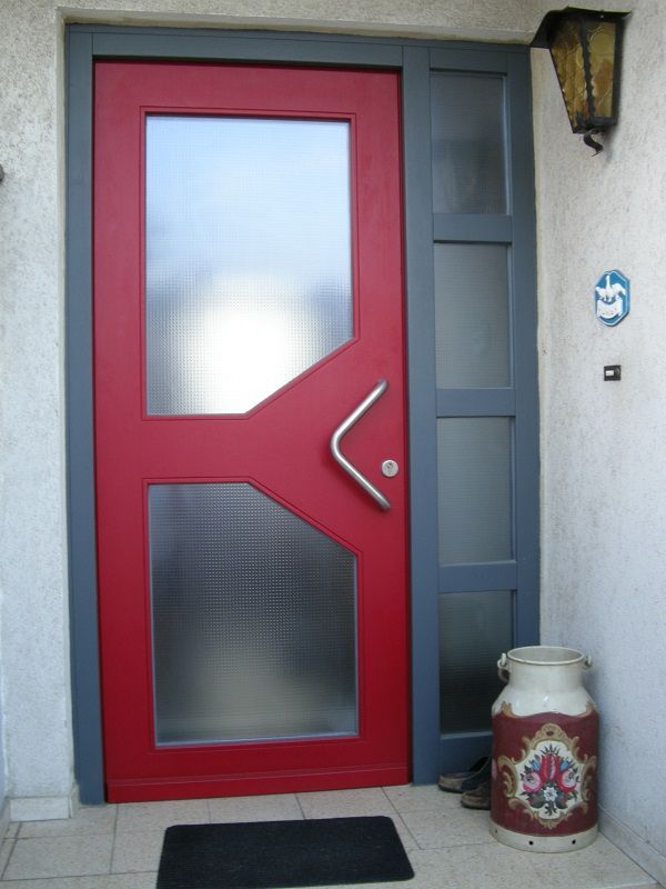 Projekt von Die Schreinerei T.H., Inh. Schreinermeister Thomas Herbert: rote Eingangstür mit Glaselementen