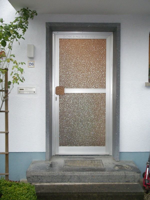 Eingangstür mit kunstvollem Glasbereich