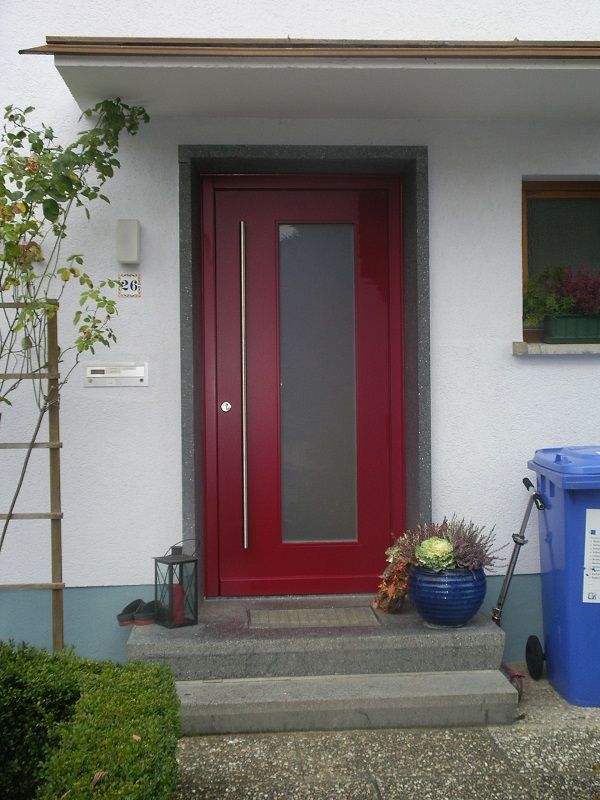 rote Eingangstür mit Glasanteil