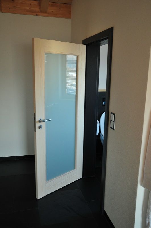 geöffnete helle Tür mit Glasanteilgeöffnete helle Tür mit Glasanteil