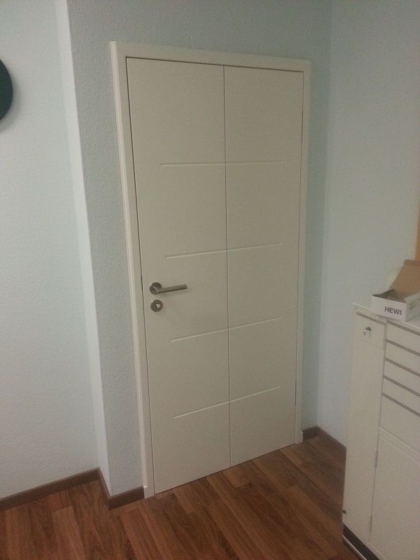 geschlossene weiße Tür