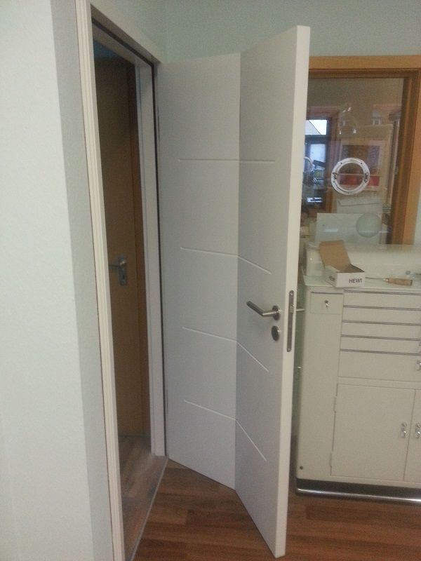 geöffnete helle Tür