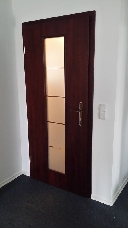 braune Tür mit Glaselement