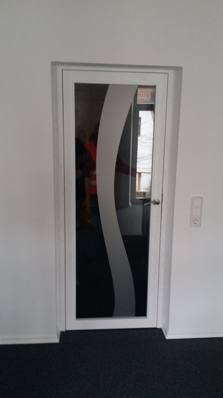 helle Tür mit Glaselement