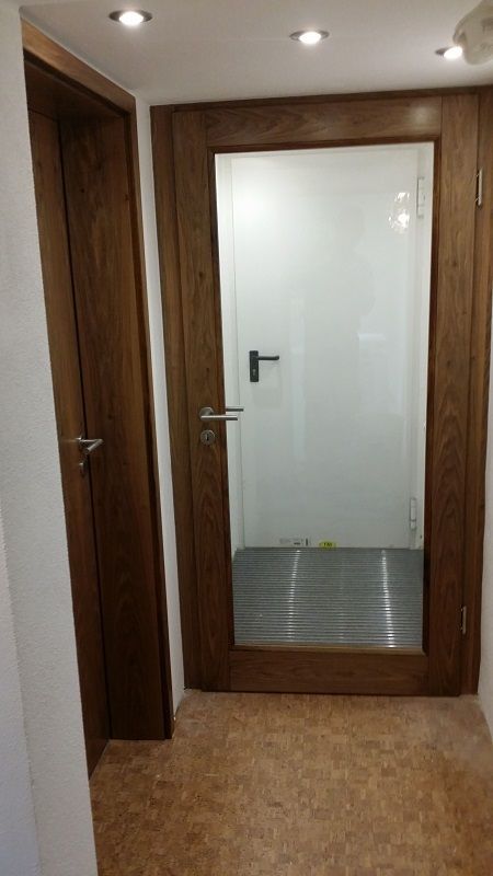 Tür mit Glaselement